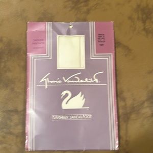 Gloria Vanderbilt Daysheer Sandalfoot Pantyhose. Size C. Unused